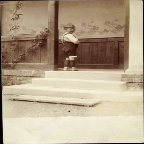 Foto Ak Junge in Lederhose, Haus, Treppen