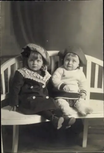 Foto Ak Kinder auf der Sitzbank, Porträt