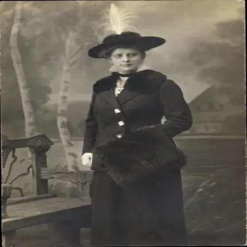 Foto Ak  Frau-Porträt, Hut, Muff