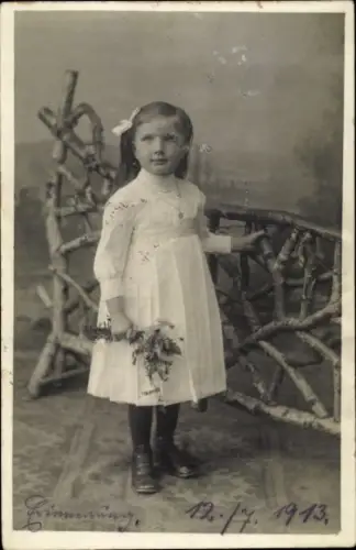 Foto Ak Kind-Porträt, Weißes Kleid, Blumen