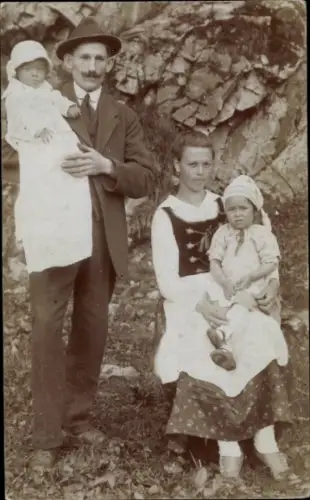 Foto Ak Familienbild, Eltern, Kinder, Trachten