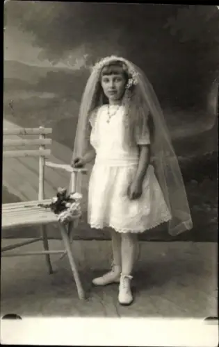 Foto Ak Mädchen in weißem Kleid, Erstkommunion