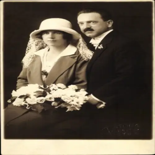 Foto Ak Brautpaar, Trauung, Blumen