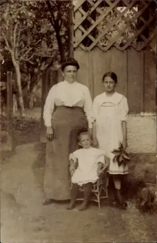 Foto Ak Familienbild, Frau mit Kindern