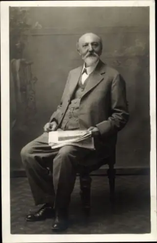 Foto Ak Mann mit Zeitung, Porträt, Bart