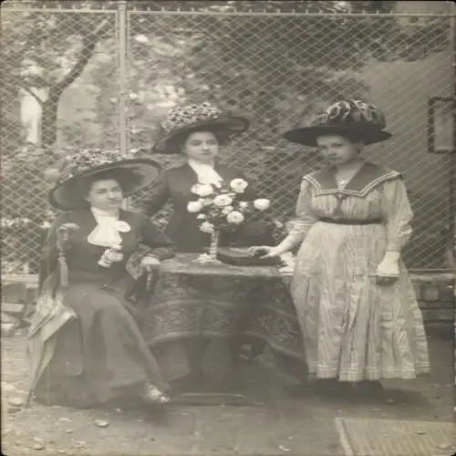 Foto Ak Drei Frauen, Mode, Kleider, Hüte