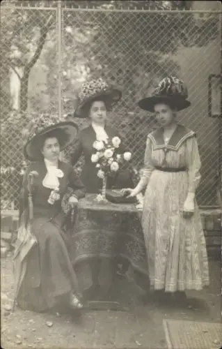 Foto Ak Drei Frauen, Mode, Kleider, Hüte
