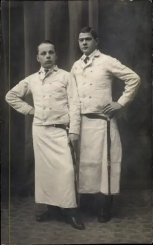 Foto Ak Zwei Kellner, Porträt