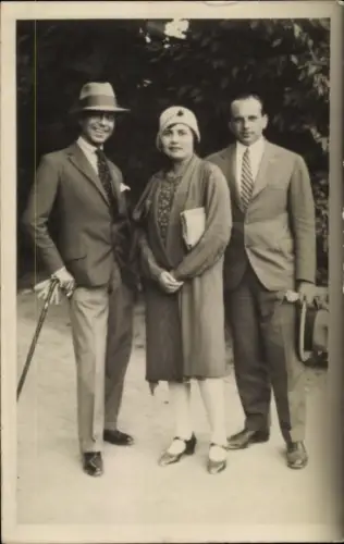 Foto Ak Frau und zwei Männer, Porträt, Anzug, Hut, Mode