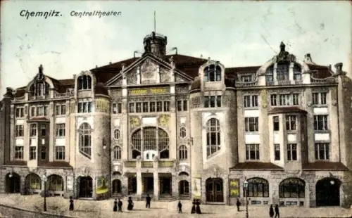 Ak Chemnitz in Sachsen,  Centraltheater, s Gebäude, belebte Straße, Menschen