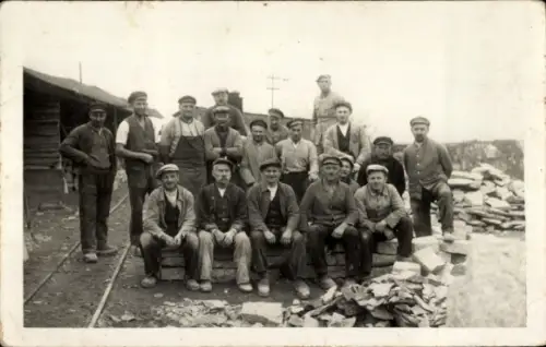 Foto Ak Kindisch Elstra Oberlausitz, Männer, Gruppenfoto, Bahnschienen
