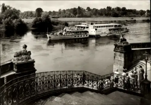 Ak Weiße Flotte Dresden, Luxusfahrgastschiff Karl Marx vor Schloss Pillnitz