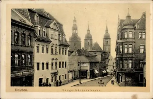 Ak Lutherstadt Eisleben,  Sangerhäuserstraße, alte Architektur,  Gebäude, Menschen auf der Straße