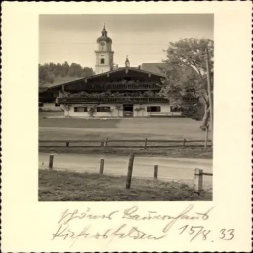 Foto Ak Kiefersfelden Oberbayern, Bauernhaus, Kirche, 1933