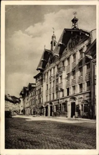 Ak Bad Tölz in Oberbayern, Rathaus,  Gebäude, gepflasterte Straße, Wolken