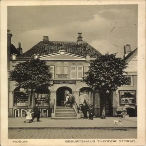 Ak Husum in Nordfriesland, Geburtshaus Theodor Storms, 2 Bäume, Menschen, Hund,  