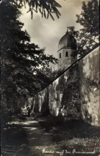 Ak Frauenchiemsee Fraueninsel Chiemsee Oberbayern, Landschaft mit Mauer und Turm, Spaziergang, Sc