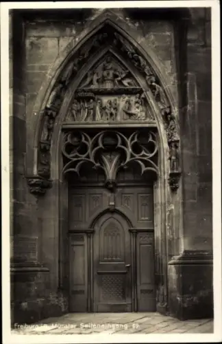 Ak Freiburg im Breisgau, Seitenportal, gotische Architektur, Skulpturen, Reliefs