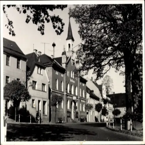 Ak Gefell im Vogtland, Rathaus von   Architektur, Bäume, Straße, Schwarz-Weiß-Foto