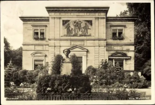 Ak Bayreuth in Oberfranken, Villa Wahnfried, Garten, Statue, kunstvolle Fassade