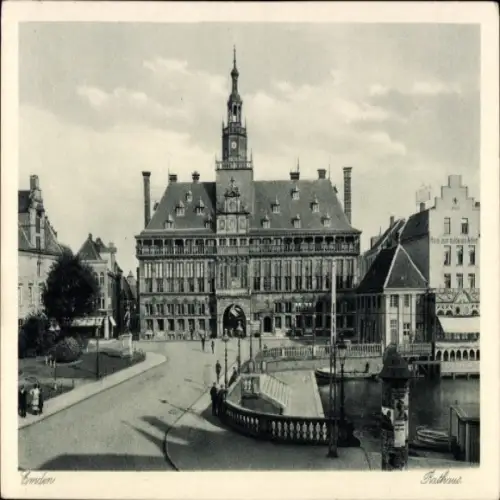 Ak Emden in Ostfriesland, Rathaus von  schöne Architektur, Wasseransicht, Adler auf dem Dach