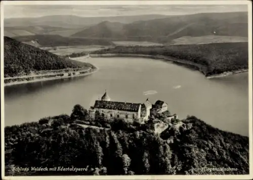 Ak Waldeck am Edersee Hessen, Luftaufnahme von Schloss  Edertalsperre, s Gebäude