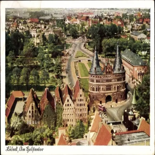 Ak Hansestadt Lübeck,  Am Holstentor,  Gebäude, grünes Umfeld, Straßenansicht