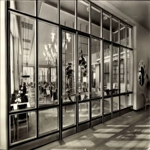 Ak Nordhausen am Harz, Moderne Inneneinrichtung, große Fensterfront, elegante Beleuchtung, Gastst