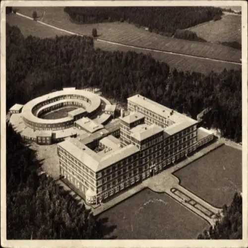 Ak Bad Bramstedt in Holstein, Luftaufnahme, Neues Kurhaus, Sol- und Moorbad, Waldlandschaft