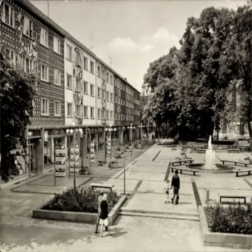Ak Sömmerda in Thüringen, Stadtplatz mit Brunnen, Gebäude mit Schaufenstern, Bäume, Personen mit 