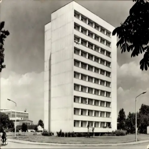 Ak Sömmerda in Thüringen, Hochhaus, VEB Büromaschinenwerk Soemtron, Wolken, Bäume