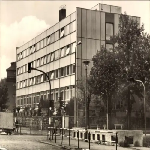 Ak Arnstadt in Thüringen, Marienstift  Orthopädisches Kinderpflegeheim, moderne Architektur, Bäum