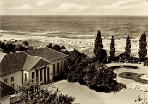 Ak Ostseebad Heringsdorf auf Usedom, Kulturhaus, Blick zum Strand, Meer, Bäume, küstliche Atmosph