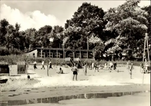 Ak Ostseebad Kölpinsee auf Usedom, Strand, Menschen am Wasser, Strandhalle, Bäume, küstliche Atmo