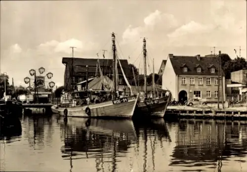 Ak Wolgast in Mecklenburg Vorpommern, Hafenansicht mit Booten WOG-94, WG-87, Gebäude, klare Refle