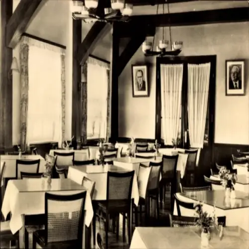 Ak Finsterbergen Friedrichroda im Thüringer Wald, Restaurant Innenansicht, Tische und Blumen, zwe