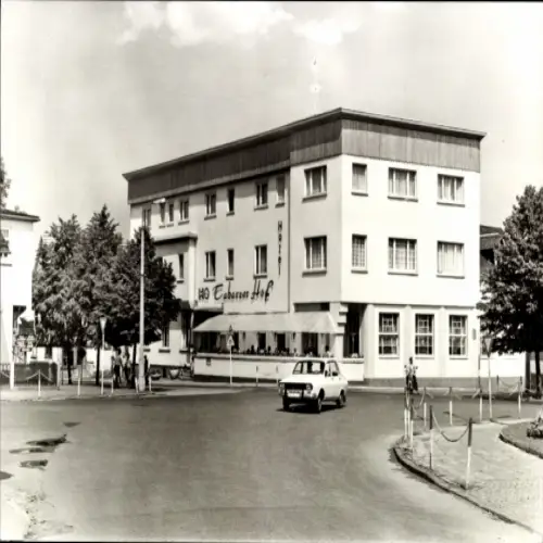 Ak Tabarz im Thüringer Wald, Hotel Tabarzer Hof, helles Gebäude, PKW, Bäume