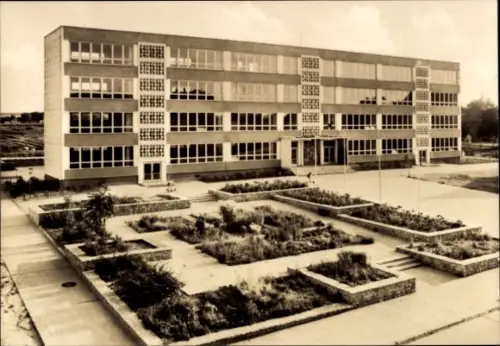 Ak Querfurt im Saalekreis, Polytechnische Oberschule Bernhard Koenen, blühende Gärten, moderner S