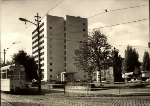 Ak Gotha in Thüringen, Hochhaus am Arnoldiplatz, Straßenbahn, Bäume, Denkmal
