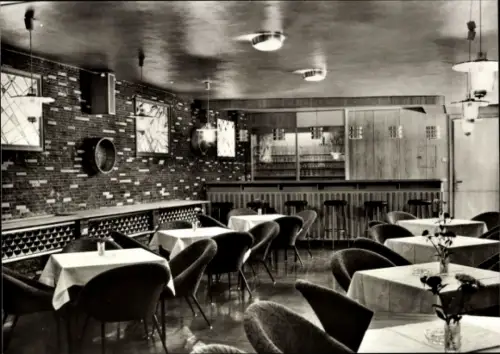 Ak Ruhla in Thüringen, Innenansicht einer Bar, Tische und Stühle, elegante Beleuchtung