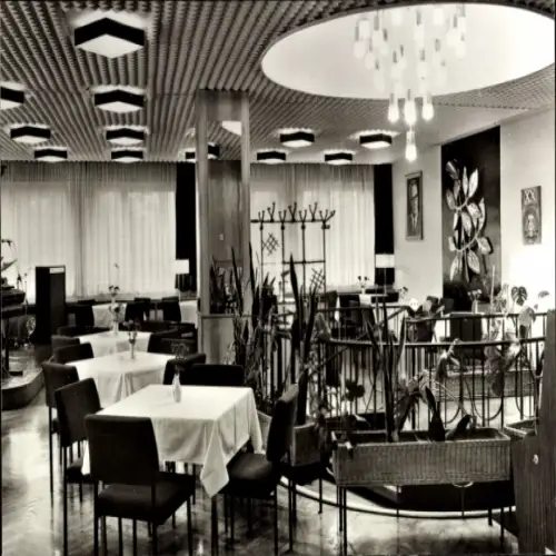 Ak Ruhla in Thüringen, Gemütliches Restaurant, Stuhl- und Tischanordnung, elegante Beleuchtung