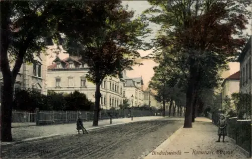 Ak Bischofswerda in Sachsen,  Kamenzer Straße, Innenstadt, Bäume,  Gebäude