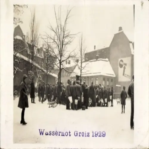 Foto Ak Greiz im Vogtland Thüringen, Wassernot Winter 1929, Anwohner mit Eimern