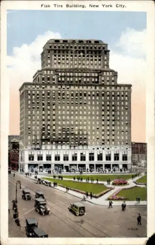 Ak New York City USA, Fisk Tire Building, Menschenmengen, alte Autos, städtische Szenerie