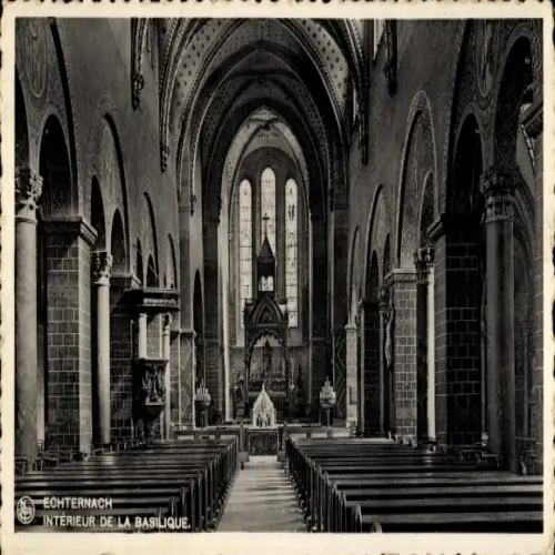 Ak Echternach Luxemburg, Innenansicht einer Basilika, hohe Decke, Kirchenbänke, gotische Fenster