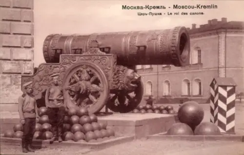 Ak Moskau Russland, Zar-Puska, zwei Soldaten, große Kanone, Kanonenkugeln, Moskauer Kreml