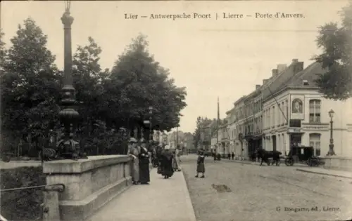 Ak Lier Lierre Flandern Antwerpen, Lier Antwerpsche Poort,  Gebäude, Menschen auf der Straße, Pfe
