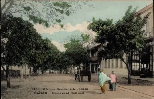 Ak Dakar Senegal,  Boulevard National, Bäume, Gebäude, Kutsche, Menschen