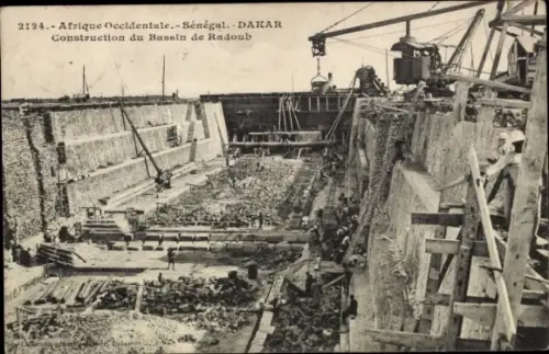 Ak Dakar Senegal, Bauarbeiten, Hafenbecken,  Senegal, Baustelle, Menschen, Kräne