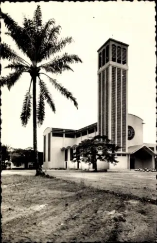 Ak Pointe Noire Republik Kongo, Kathedrale, Palmbaum, Gebäude mit Turm, Architektur